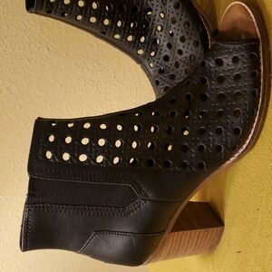 9.5 Toms Majorca Black Ankle Booties style #301214